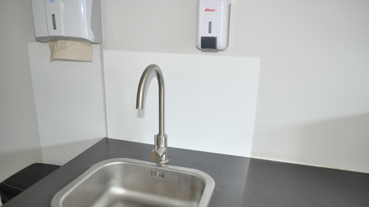 Splashback – plexisklový panel do kuchyně nebo koupelny.